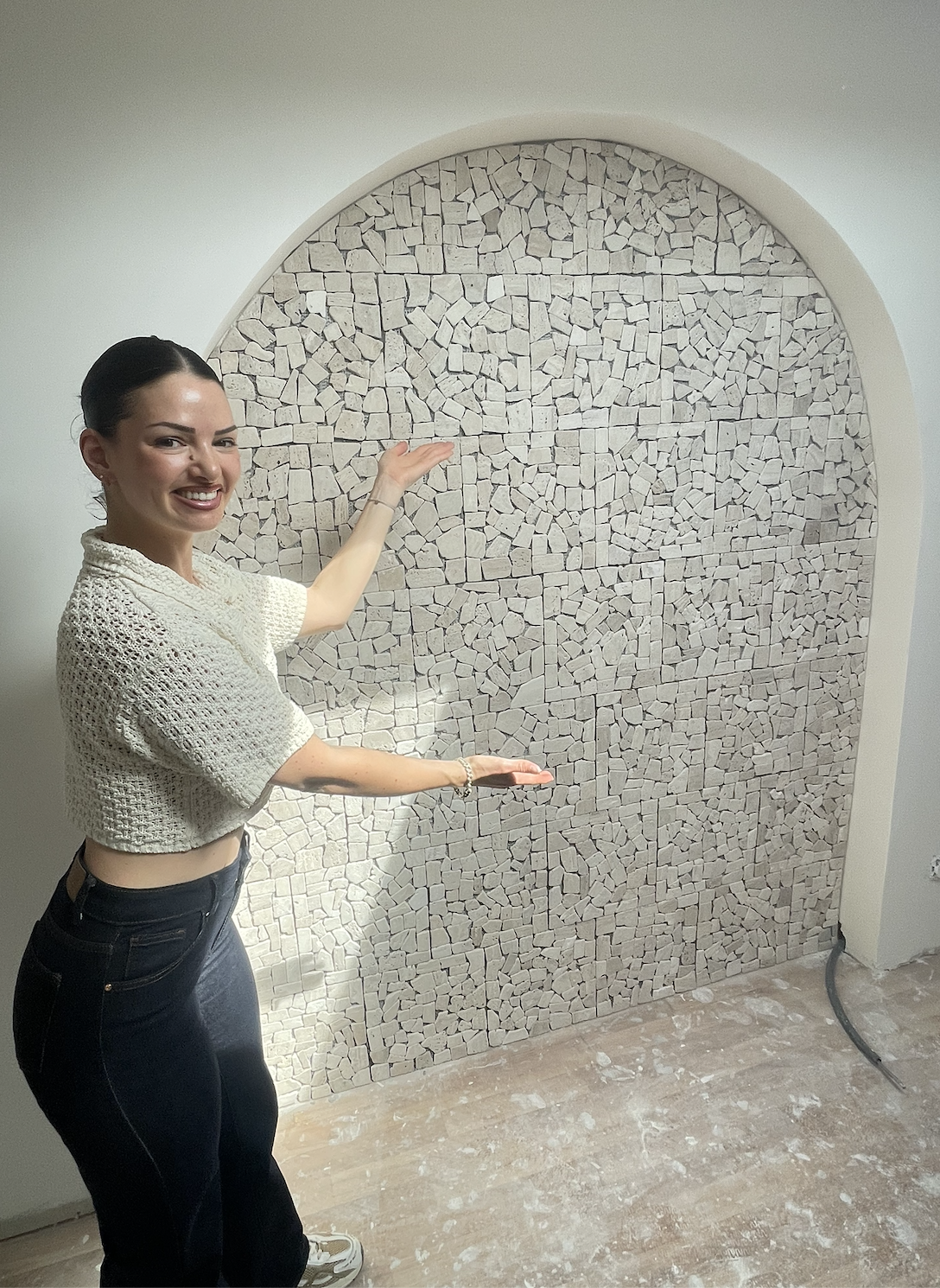 Estelle devant un mur en pierre