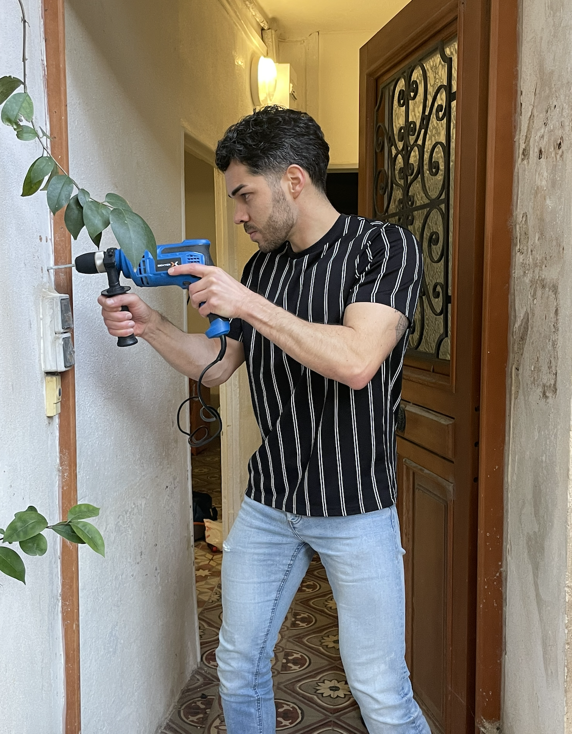 Vincent au perceur sur un chantier