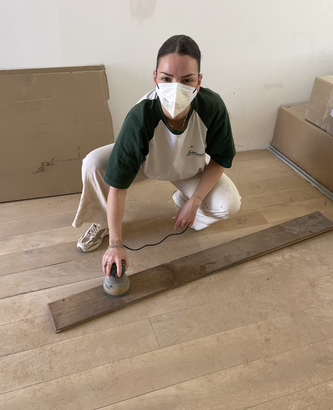 Estelle poncant un parquet