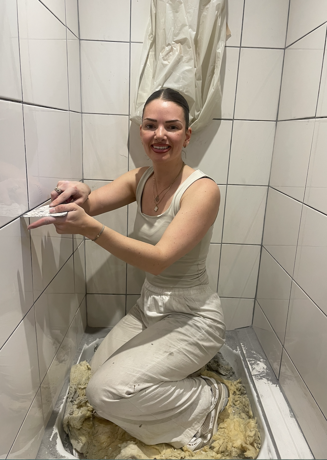 Estelle sur un chantier de carrelage